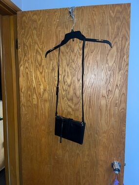 Sleek Black Crossbody Bag with Adjustable Strap